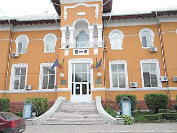 Rectificare bugetară la Medgidia: au fost alocaţi bani pentru liceul în care plouă prin acoperiş